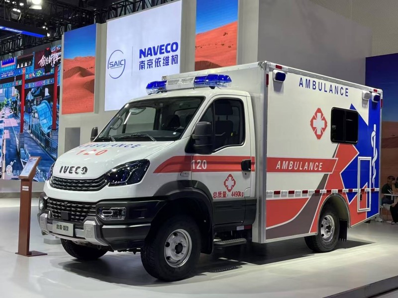 Mobil ambulans medis lveco 4wd
